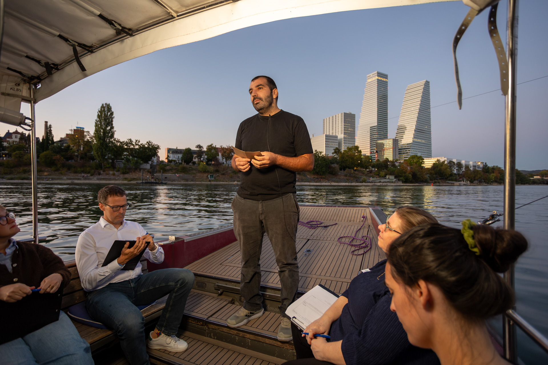Göknur Bektas pitcht auf der Fähri